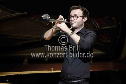 Deutsche Trompeter Simon Höfele gastiert mit seinen Freunden  Vivi Vassileva (Percussion) und Frank Dupree (Klavier) in der Kölner Philharmonie (&copy; Thomas Brill)