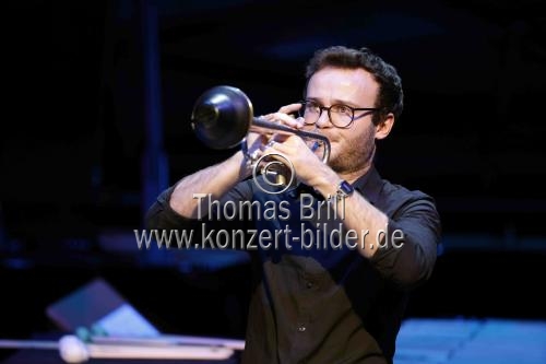 Deutsche Trompeter Simon Höfele gastiert mit seinen Freunden  Vivi Vassileva (Percussion) und Frank Dupree (Klavier) in der Kölner Philharmonie (&copy; Thomas Brill)