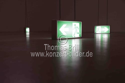 Deutsche Künstler Jan Hoeft gastiert mit seiner Ausstellung „Ausstellung „OKAY“ mit einem Ensemble von Notausgangsschildern vom 08.September bis 15. Oktober 2022 in der artothek Köln (&copy; Thomas Brill)