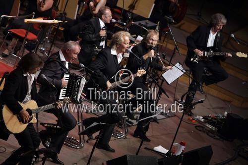 Kölner Mundartgruppe Höhner in Begleitung des Orchesters der Jungen Sinfonie Köln unter der Leitung von Sebastian Hässy in der Philharmonie Köln (© Thomas Brill)