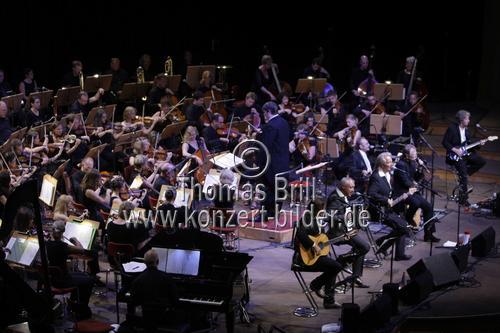 Kölner Mundartgruppe Höhner in Begleitung des Orchesters der Jungen Sinfonie Köln unter der Leitung von Sebastian Hässy in der Philharmonie Köln (© Thomas Brill)