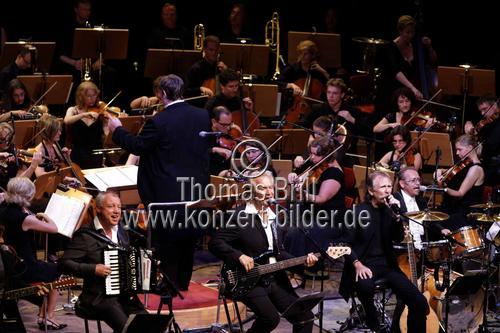 Kölner Mundartgruppe Höhner in Begleitung des Orchesters der Jungen Sinfonie Köln unter der Leitung von Sebastian Hässy in der Philharmonie Köln (© Thomas Brill)