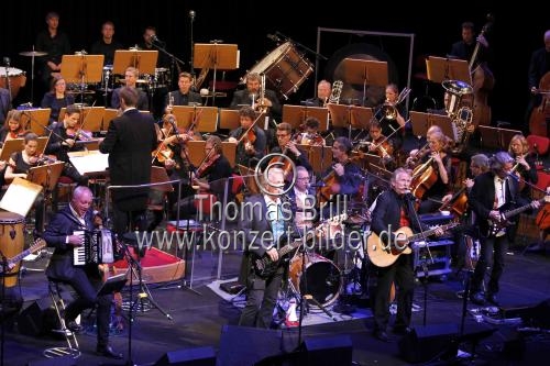 Kölner Mundartgruppe Höhner gastiert in Begleitung des Orchesters der Jungen Sinfonie Köln unter der Leitung von Sebastian Hässy in der Philharmonie Köln (&copy; Thomas Brill)