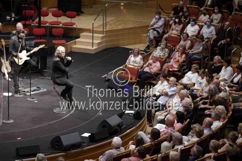 Kölner Mundartgruppe Höhner gastiert in Begleitung des Orchesters der Jungen Sinfonie Köln unter der Leitung von Sebastian Hässy zum 30. mal in der Kölner Philharmonie (&copy; Thomas Brill)