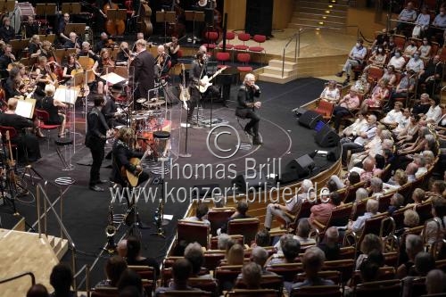 Kölner Mundartgruppe Höhner gastiert in Begleitung des Orchesters der Jungen Sinfonie Köln unter der Leitung von Sebastian Hässy zum 30. mal in der Kölner Philharmonie (&copy; Thomas Brill)