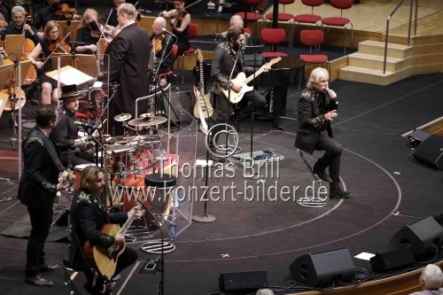 Kölner Mundartgruppe Höhner gastiert in Begleitung des Orchesters der Jungen Sinfonie Köln unter der Leitung von Sebastian Hässy zum 30. mal in der Kölner Philharmonie (© Thomas Brill)