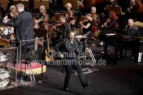 Kölner Mundartgruppe Höhner gastiert in Begleitung des Orchesters der Jungen Sinfonie Köln unter der Leitung von Sebastian Hässy zum 32. mal in der Kölner Philharmonie (© Thomas Brill)