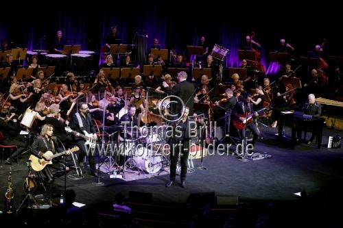 Kölner Mundartgruppe Höhner gastiert in Begleitung des Orchesters der Jungen Sinfonie Köln unter der Leitung von Sebastian Hässy zum 32. mal in der Kölner Philharmonie (© Thomas Brill)