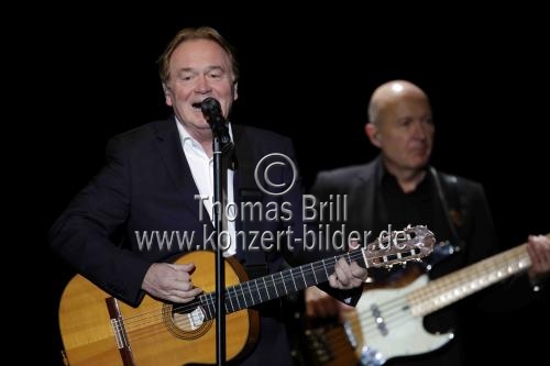 Deutscher Liedermacher Klaus Hoffmann gastiert auf seiner 