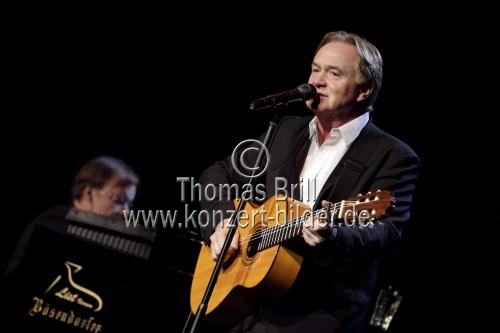 Berliner Liedermacher Klaus Hoffmann gastiert in Begleitung des deutschen Pianisten Hawo Bleich auf seiner 