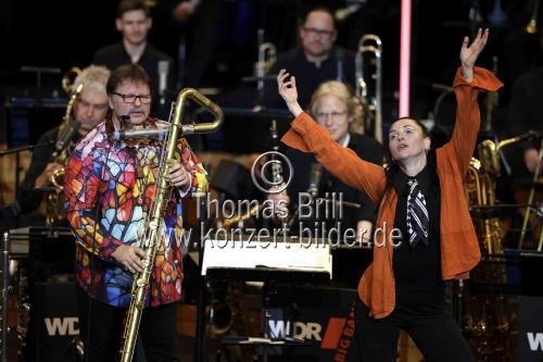 Mitglieder des Bundesjazzorchesters gastiert in Begleitung der WDR Big Band Köln unter der Leitung des deutschen Jazz-Saxophonisten Steffen Schorn und der Moderatorin Jana Forkel in der Kölner Philharmonie (&copy; Thomas Brill)