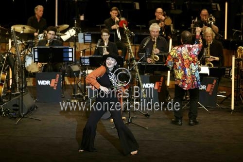 Mitglieder des Bundesjazzorchesters gastiert in Begleitung der WDR Big Band Köln unter der Leitung des deutschen Jazz-Saxophonisten Steffen Schorn und der Moderatorin Jana Forkel in der Kölner Philharmonie (&copy; Thomas Brill)