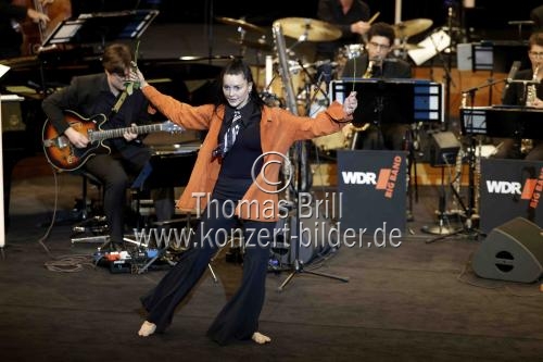 Mitglieder des Bundesjazzorchesters gastiert in Begleitung der WDR Big Band Köln unter der Leitung des deutschen Jazz-Saxophonisten Steffen Schorn und der Moderatorin Jana Forkel in der Kölner Philharmonie (&copy; Thomas Brill)