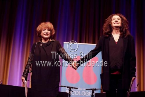 Deutsche Schauspielerinnen Hannelore Hoger und Mechthild Großmann beschäftigen sich mit der Tradition des schwarzen Humors in der Literatur in der Stadthalle Köln-Mülheim Köln (© Thomas Brill)
