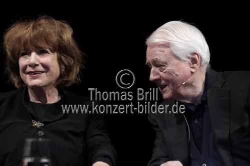 Deutscher Schriftsteller Alexander Kluge im Gespräch mit der deutsche Schauspielerin Hannelore Hoger im Depot I des Carlswerk Köln (© Thomas Brill)