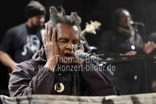 Lonnie Holley und Mourning BLKstar eröffnen das 12. Week-End Fest im Stadtgarten Köln (© Thomas Brill)
