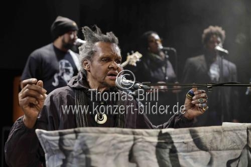 Lonnie Holley und Mourning BLKstar eröffnen das 12. Week-End Fest im Stadtgarten Köln (© Thomas Brill)