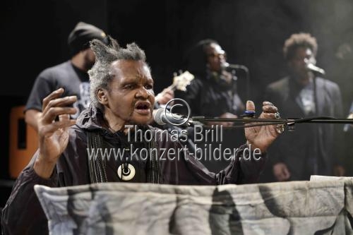 Lonnie Holley und Mourning BLKstar eröffnen das 12. Week-End Fest im Stadtgarten Köln (© Thomas Brill)