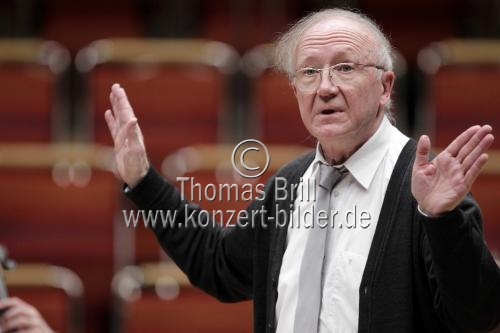 Schweizer Dirigent Heinz Holliger leitet das Mahler Chamber Orchestra in der Philharmonie Köln (© Thomas Brill)