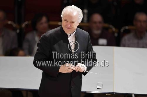 Österreichische Dirigenten Manfred Honeck leitet das WDR SinfonieorchesterAwdejewa in der Kölner Philharmonie
in  (© Thomas Brill)