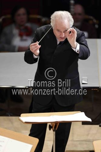 Österreichische Dirigenten Manfred Honeck leitet das WDR SinfonieorchesterAwdejewa in der Kölner Philharmonie
in  (© Thomas Brill)