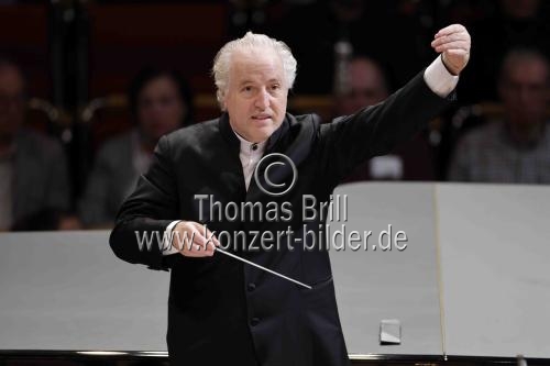 Österreichische Dirigenten Manfred Honeck leitet das WDR SinfonieorchesterAwdejewa in der Kölner Philharmonie
in  (© Thomas Brill)