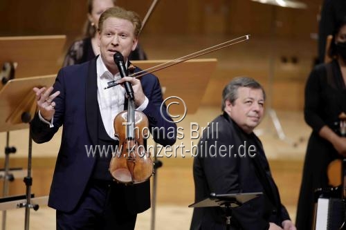 Südafrikanisch-britische Violinist Daniel Hope und der ukrainische Pianist Alexej Botvinov gastieren mit dem New Century Chamber Orchestra in der Kölner Philharmonie (© Thomas Brill)