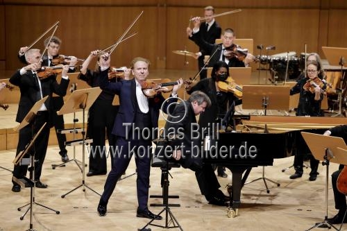 Südafrikanisch-britische Violinist Daniel Hope und der ukrainische Pianist Alexej Botvinov gastieren mit dem New Century Chamber Orchestra in der Kölner Philharmonie (&copy; Thomas Brill)