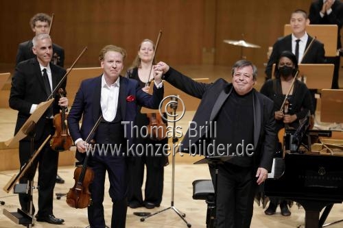 Südafrikanisch-britische Violinist Daniel Hope und der ukrainische Pianist Alexej Botvinov gastieren mit dem New Century Chamber Orchestra in der Kölner Philharmonie (&copy; Thomas Brill)