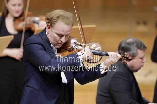 Südafrikanisch-britische Violinist Daniel Hope und der ukrainische Pianist Alexej Botvinov gastieren mit dem New Century Chamber Orchestra in der Kölner Philharmonie (© Thomas Brill)
