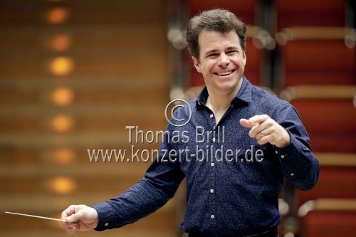 Tschechische Dirigent Jakub Hrůša leitet die Tschechische Philharmonie in der Philharmonie Köln (&copy; Thomas Brill)