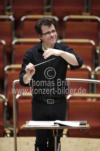 Tschechische Dirigent Jakub Hrůša leitet die Bamberger Symphoniker-Bayerische Staatsphilharmonie in der Philharmonie Köln (&copy; Thomas Brill)