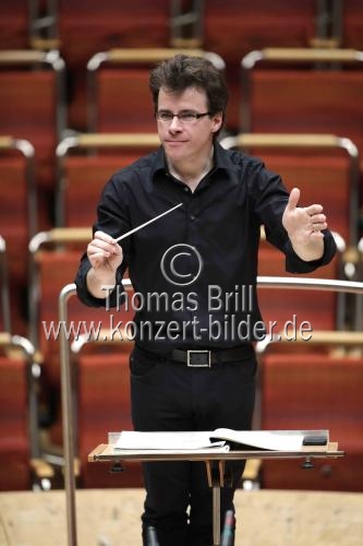 Tschechische Dirigent Jakub Hrůša leitet die Bamberger Symphoniker-Bayerische Staatsphilharmonie in der Philharmonie Köln (&copy; Thomas Brill)