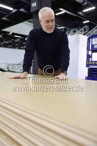 Director der ART COLOGNE Daniel Hug führt durch die neu gestalteten Austellungshalle der ART COLOGNE in der Messe Halle 11, Congress-Centrum Ost Köln (&copy; Thomas Brill)