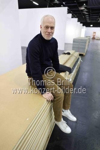 Director der ART COLOGNE Daniel Hug führt durch die neu gestalteten Austellungshalle der ART COLOGNE in der Messe Halle 11, Congress-Centrum Ost Köln (&copy; Thomas Brill)
