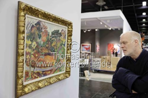 Director der ART COLOGNE Daniel Hug führt durch die Austellungshalle der ART COLOGNE in der Messe Halle 11, Congress-Centrum Ost Köln (© Thomas Brill)