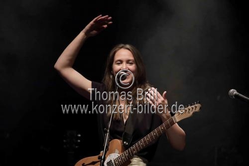 Schweizer Sängerin und Komponistin Sophie Hunger eröffnet die dreitägigen Sophie Hunger Festspiele ihrer 