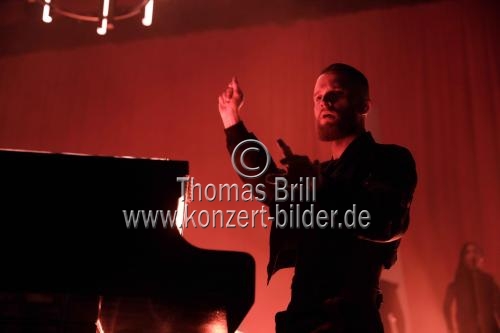 Britische Synthie-Pop-Band Hurts gastiert auf ihrer 