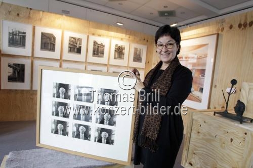 Kunstberaterin Dr. Barbara Huygen und Unternehmensreferentin Annette Edmonds bereitet die Ausstellung der 11. Langen Nacht der Kölner Museen in der Central Krankenversicherung Köln vor (© Thomas Brill)