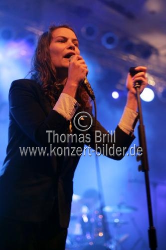 Britische Band I Blame Coco gastiert mit ihrer Sängerin Eliot Paulina 