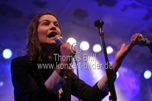 Britische Band I Blame Coco gastiert mit ihrer Sängerin Eliot Paulina 