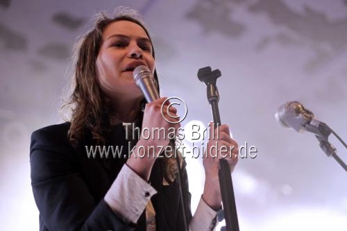 Britische Band I Blame Coco gastiert mit ihrer Sängerin Eliot Paulina 