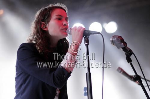 Britische Band I Blame Coco gastiert mit ihrer Sängerin Eliot Paulina 