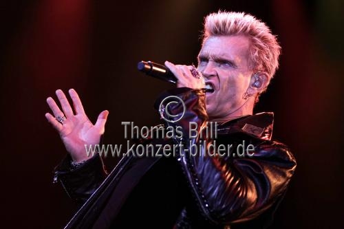 Britischer Punk-Sänger Billy Idol gastiert auf seiner 