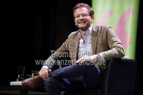 Deutsche Buchautor Florian Illies und die deutsche Moderatorin Mona Ameziane liest aus seinem neuem Roman 