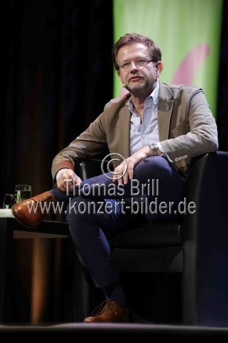 Deutsche Buchautor Florian Illies und die deutsche Moderatorin Mona Ameziane liest aus seinem neuem Roman 