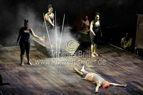 Südafrikanisches Gesangsensemble Isango Ensemble eröffnet mit Die Zauberflöte von Wolfgang Amadeus Mozart am 10. bis 14. Juli 2024 das 35. Kölner Sommerfestival in der Kölner Philharmonie (© Thomas Brill)