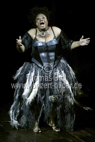 Südafrikanisches Gesangsensemble Isango Ensemble eröffnet mit Die Zauberflöte von Wolfgang Amadeus Mozart am 10. bis 14. Juli 2024 das 35. Kölner Sommerfestival in der Kölner Philharmonie (© Thomas Brill)