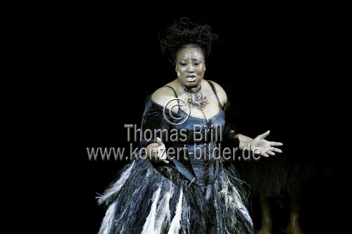 Südafrikanisches Gesangsensemble Isango Ensemble eröffnet mit Die Zauberflöte von Wolfgang Amadeus Mozart am 10. bis 14. Juli 2024 das 35. Kölner Sommerfestival in der Kölner Philharmonie (© Thomas Brill)