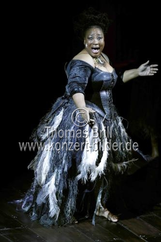 Südafrikanisches Gesangsensemble Isango Ensemble eröffnet mit Die Zauberflöte von Wolfgang Amadeus Mozart am 10. bis 14. Juli 2024 das 35. Kölner Sommerfestival in der Kölner Philharmonie (© Thomas Brill)
